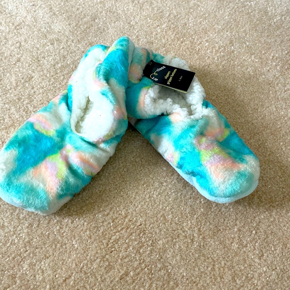 Art Class, Girl’s slippers with gripper bottoms, size M/L shoe size 3-5